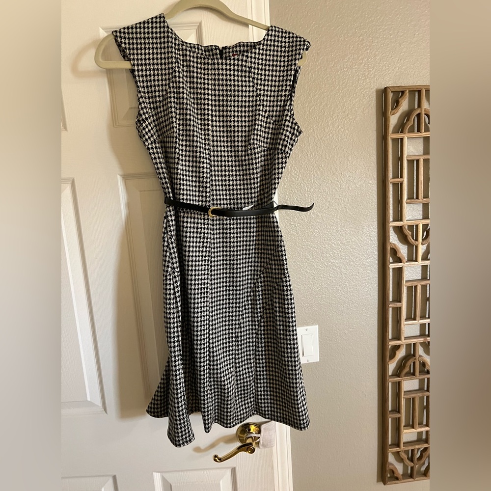Houndstooth dress with small belt